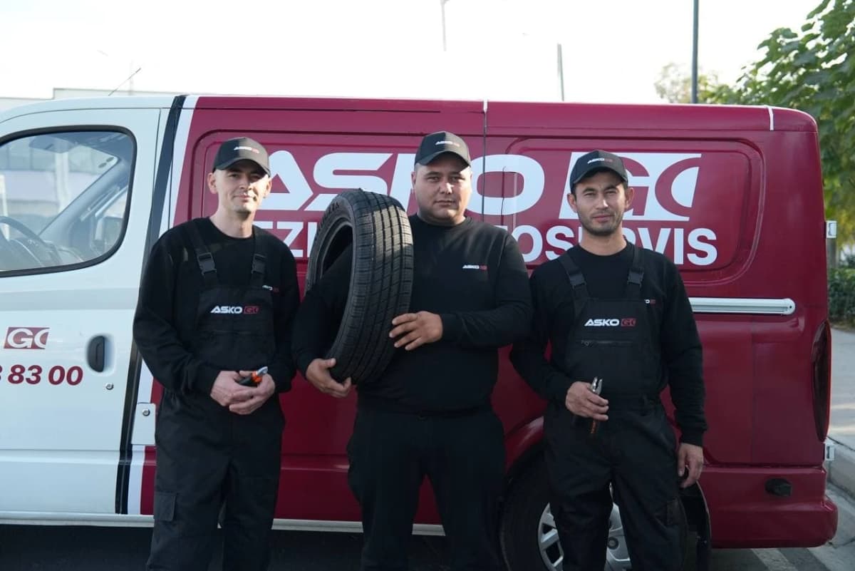 Счастливая команда празднует